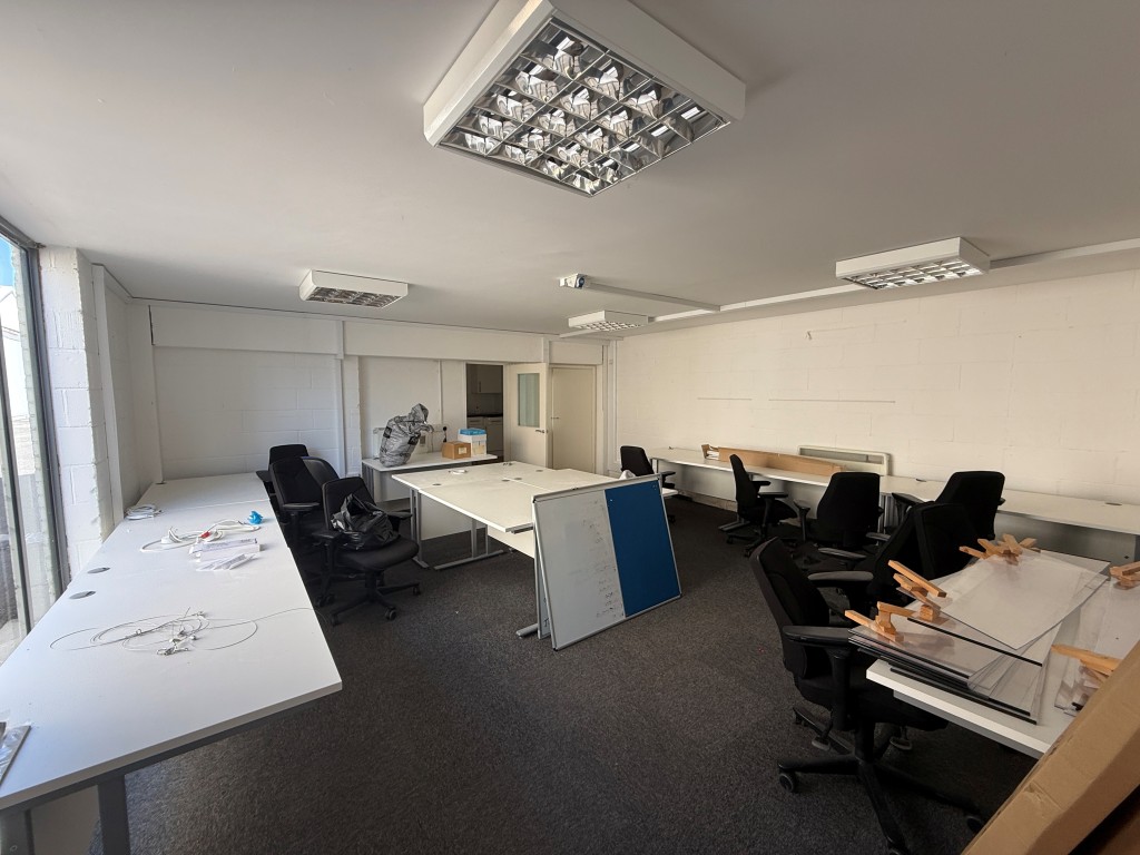 Lot: 55 - VACANT COMMERCIAL UNIT - Office 1